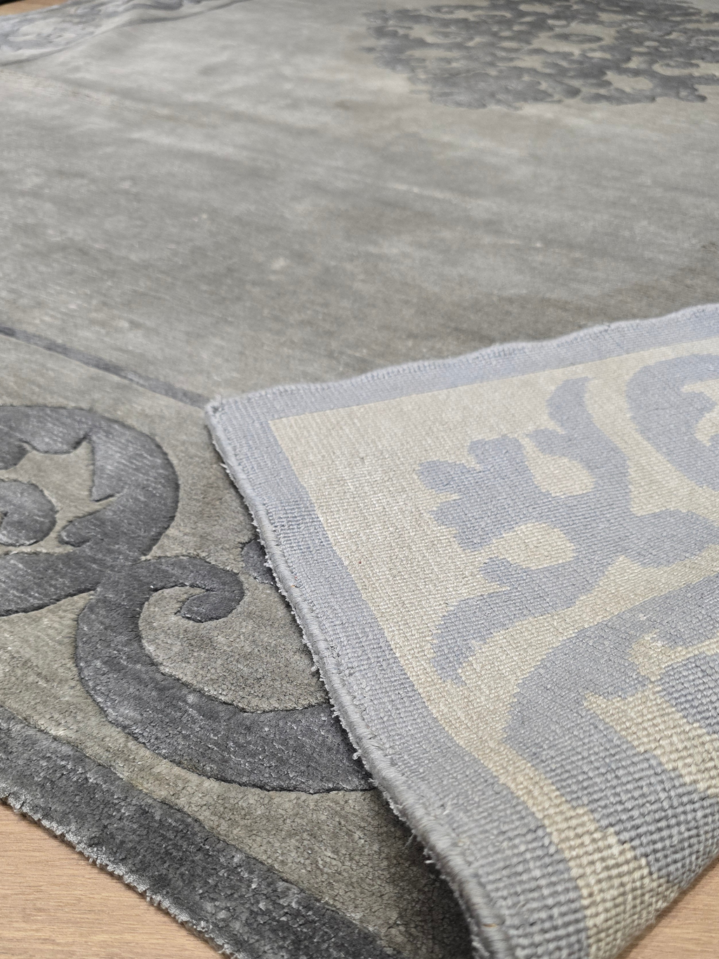 Pearl Luxury Rug 180 X 270