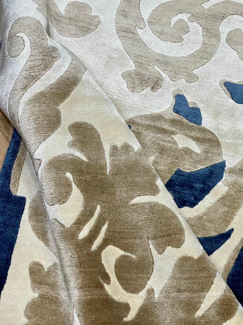 Ghost Deep Blue Luxury Rug 180 X 270